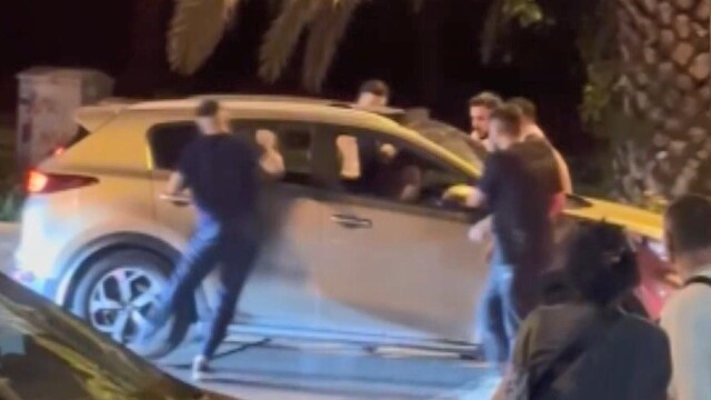 İstanbul'un göbeğinde yaşandı: Aracın önünü kesip içindekileri dövdüler