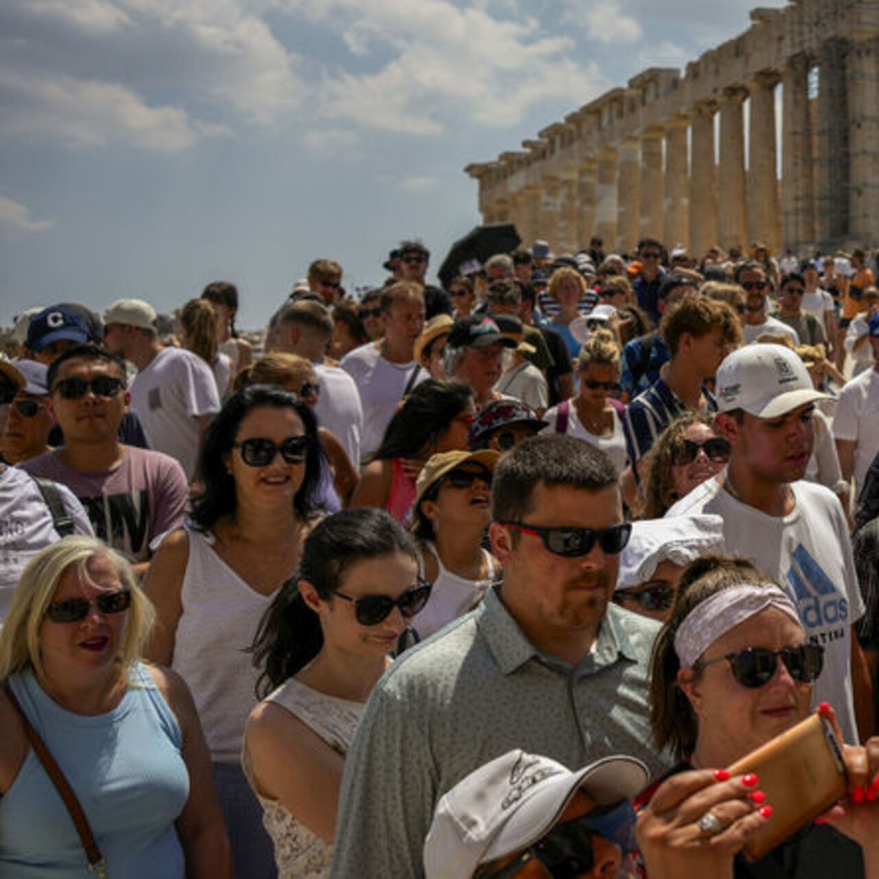Yunanistan aşırı turizme karşı harekete geçti