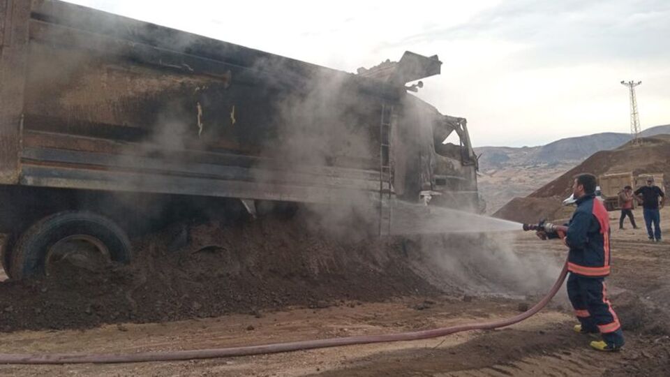 Seyir halindeki kamyon yandı