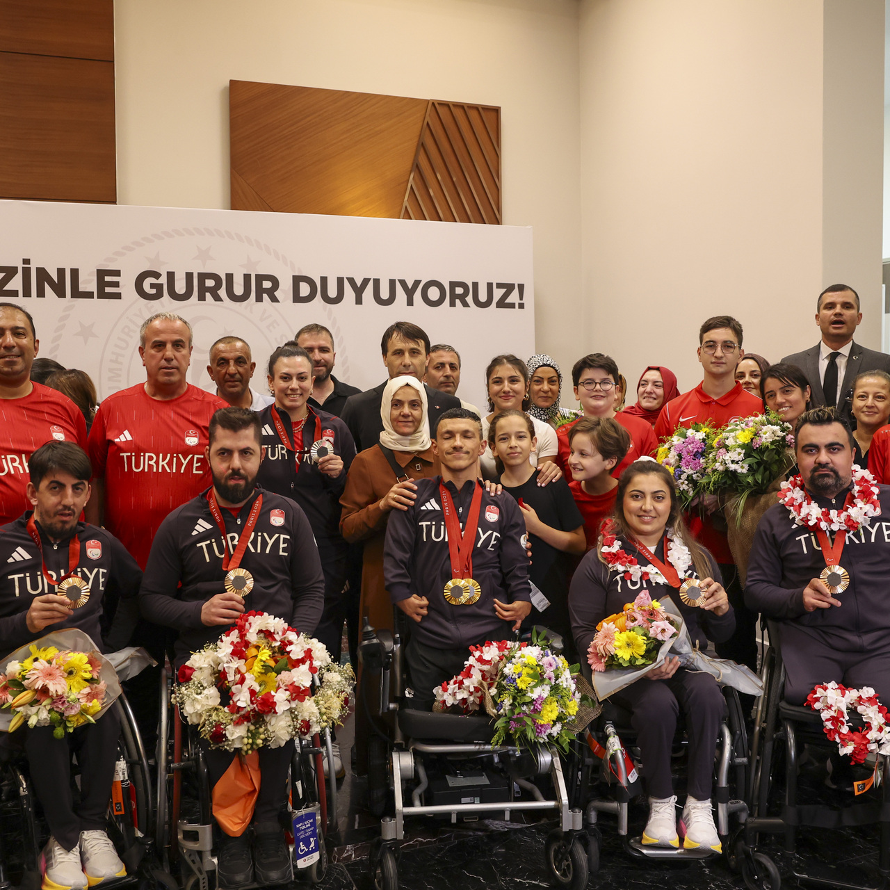 Paralimpikte tarih yazan sporcular yurda döndü!