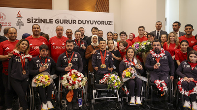 Paralimpikte tarih yazan sporcular yurda döndü!