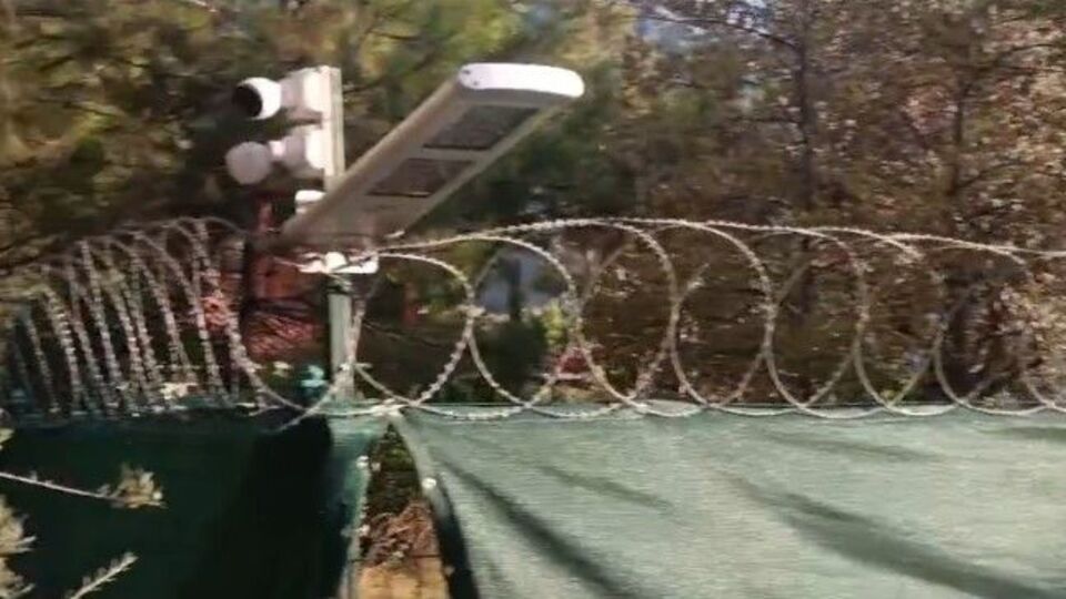 Gökbakar'ın villasına tel örgü engeli