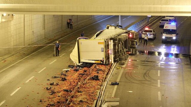 Konya'da TIR devrildi: 1 ölü