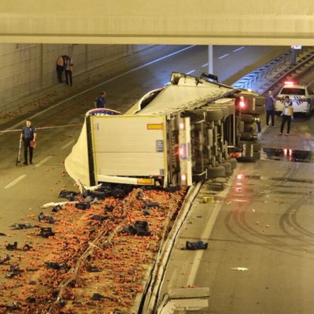 Konya'da TIR devrildi: 1 ölü