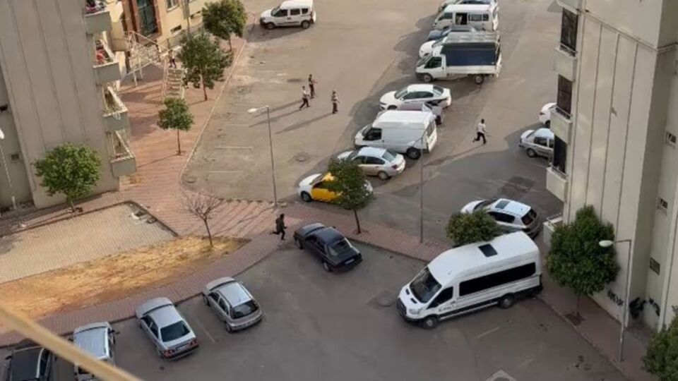 Site yöneticisi kavgayı ayırmak istedi! Bıçaklar çekildi!