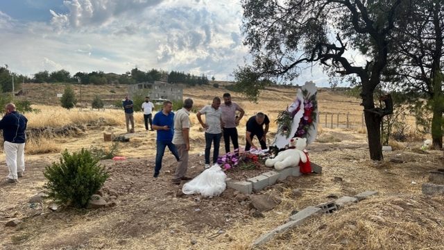Mezar üstündeki gelinliğe tepki