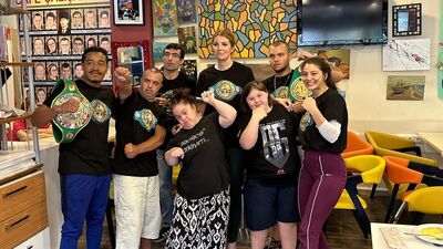 Şampiyon boksörlerden anlamlı ziyaret