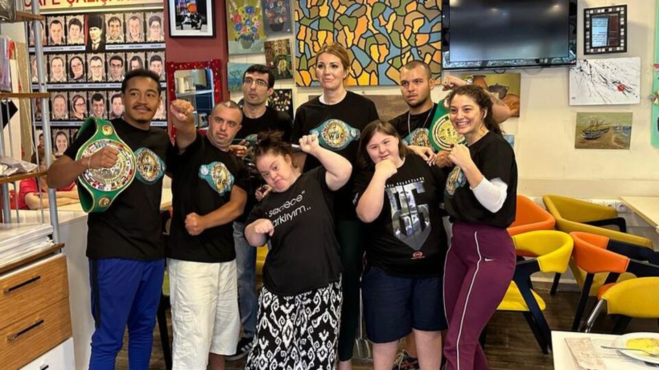 Şampiyon boksörlerden anlamlı ziyaret