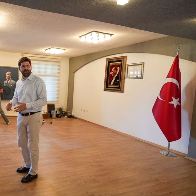 Başkanın makam odasındaki eşyalar haczedildi