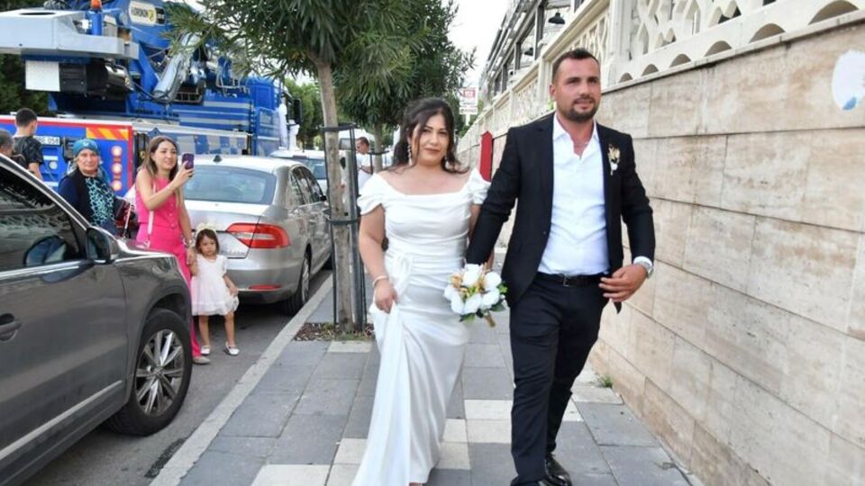 Gelini nikaha vinçle getirdi