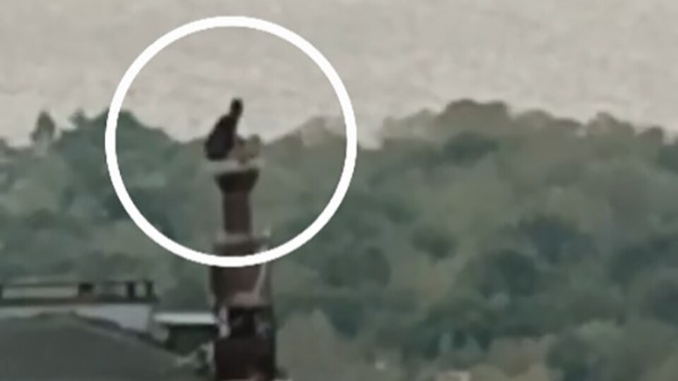 Bacada firari var! Polisten kaçtı çatıya tırmandı