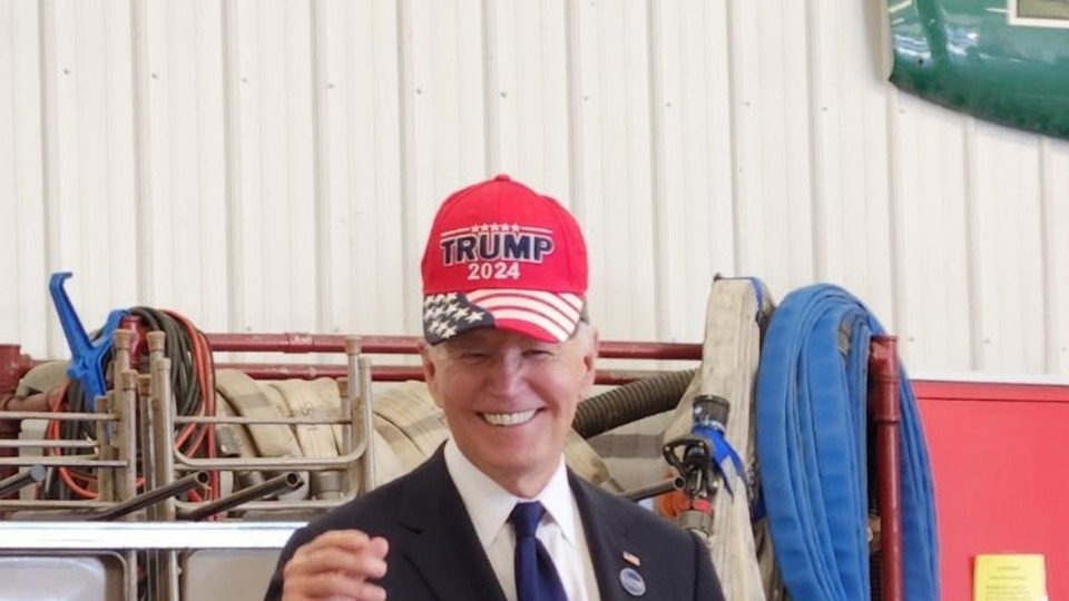 Biden Trump şapkası taktı