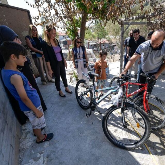 İzmir'de iki kardeşe belediyeden sürpriz