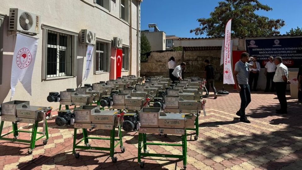 Gercüş'te üzüm makinesi dağıtıldı