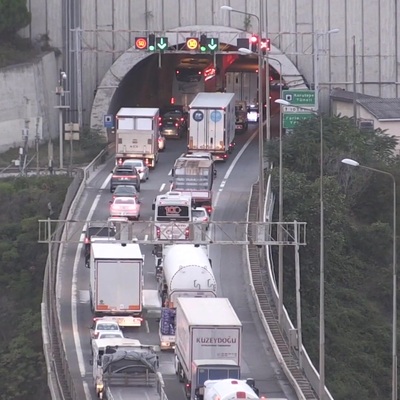 Anadolu Otoyolu'nun Kocaeli kesiminde 3 tırın karıştığı zincirleme trafik kazası ulaşımı aksattı
