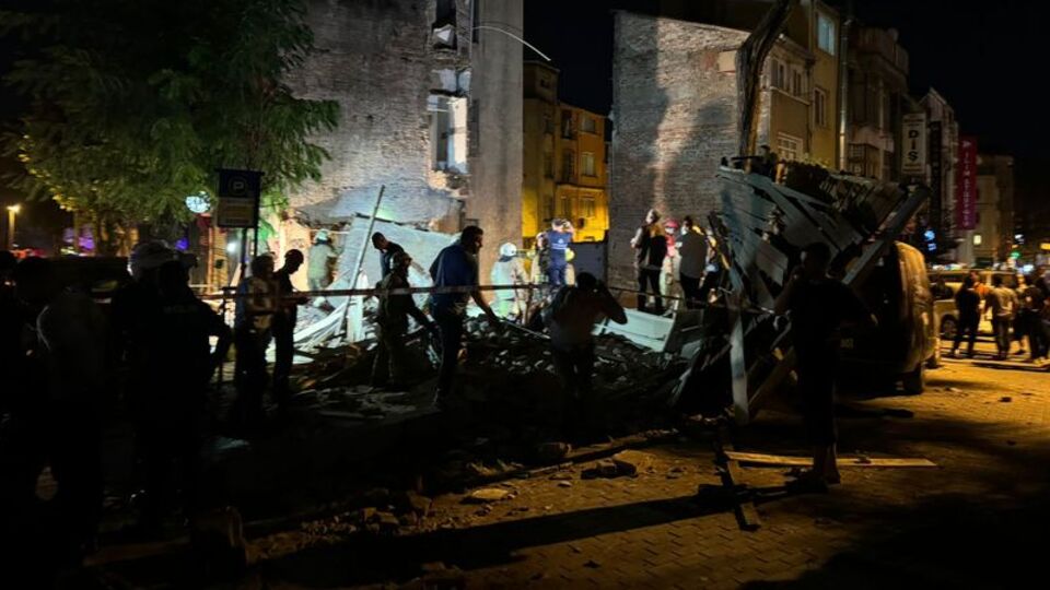 Fatih'te 3 katlı bina çöktü