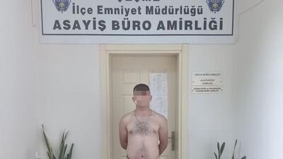 Ellerinde kelepçe, camide yakalandı