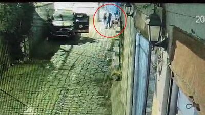 Polis memuruna bıçakla saldırıp, yaraladı