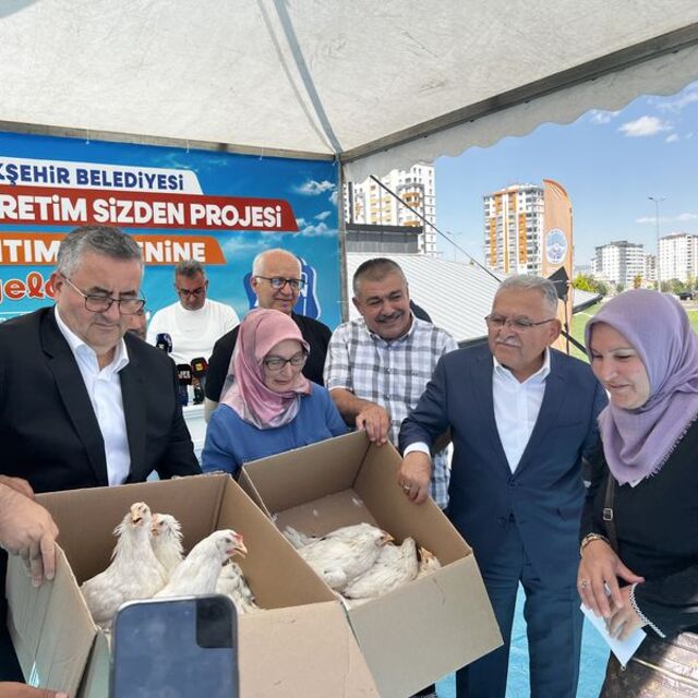 Kayseri'de kadın çiftçilere tavuk dağıtıldı