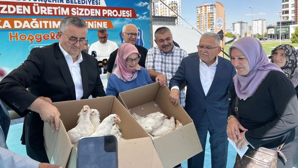 Kayseri'de kadın çiftçilere tavuk dağıtıldı