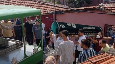 Annesinin cesediyle aynı evde yaşadı