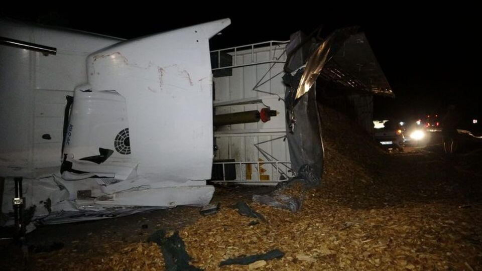 Çanakkale'de TIR devrildi, sürücü öldü