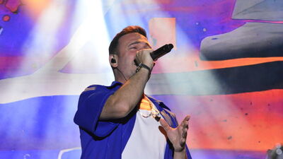 Memleketinde sahne aldı