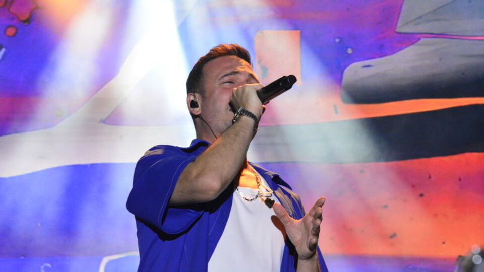 Memleketinde sahne aldı