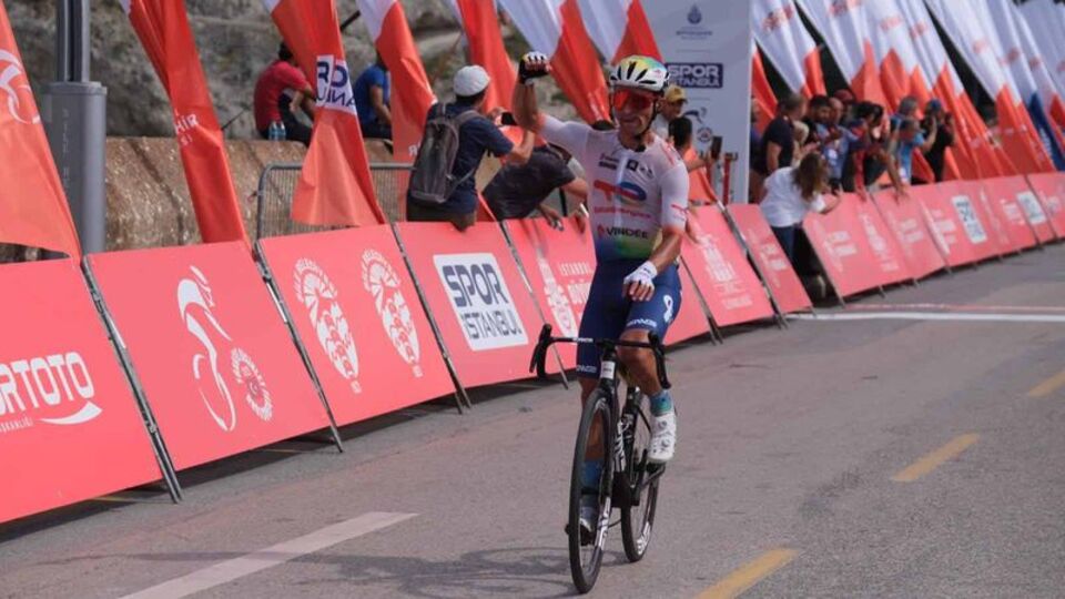 Burgaudeau liderliğini perçinledi