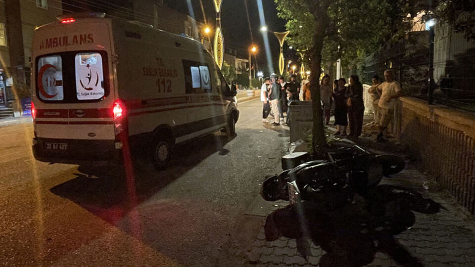 Motosiklet ile otomobil çarpıştı: 2 yaralı