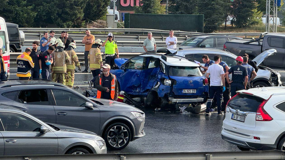 İstanbul TEM'de zincirleme kaza: 2 ölü, 5 yaralı