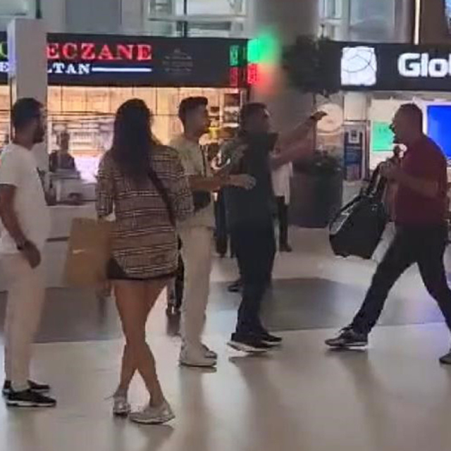 Eski eşini sevgilisiyle gördü, havalimanını birbirine kattı