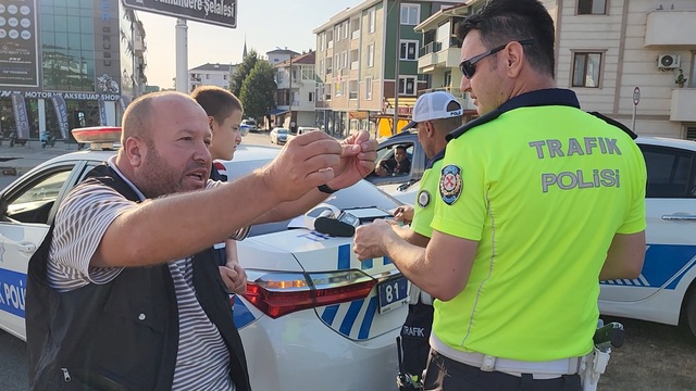 Kasksız yakalanan sürücüden ilginç savunma