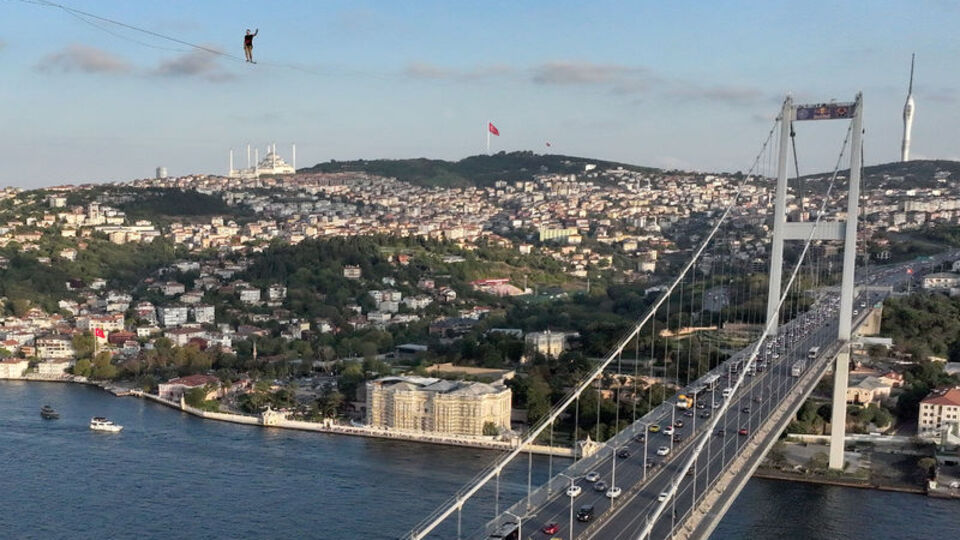 İp üstünde Asya'dan Avrupa'ya yürüdü