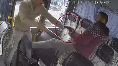 Yolcuların arasında husumetlisini vurdu!