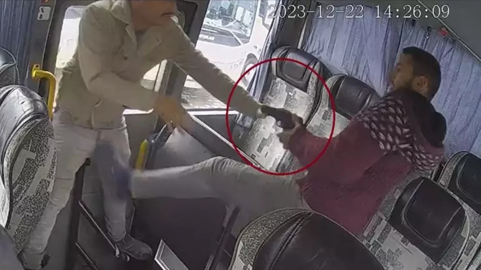 Yolcuların arasında husumetlisini vurdu!
