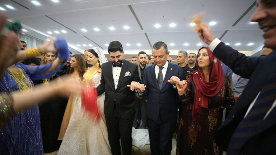Nikah şahidi olup halay çekti