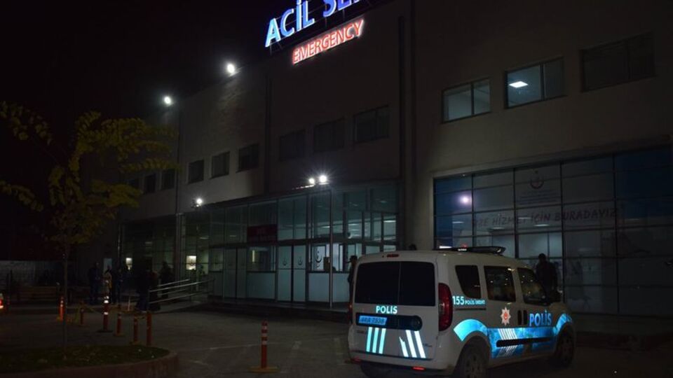 Eşini vurdu kendini yaraladı