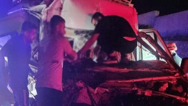 Tarım işçilerini taşıyan minibüs kamyona çarptı: 7 yaralı