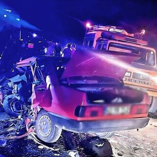  Otomobiller kafa kafaya çarpıştı: 1 ölü, 1 yaralı