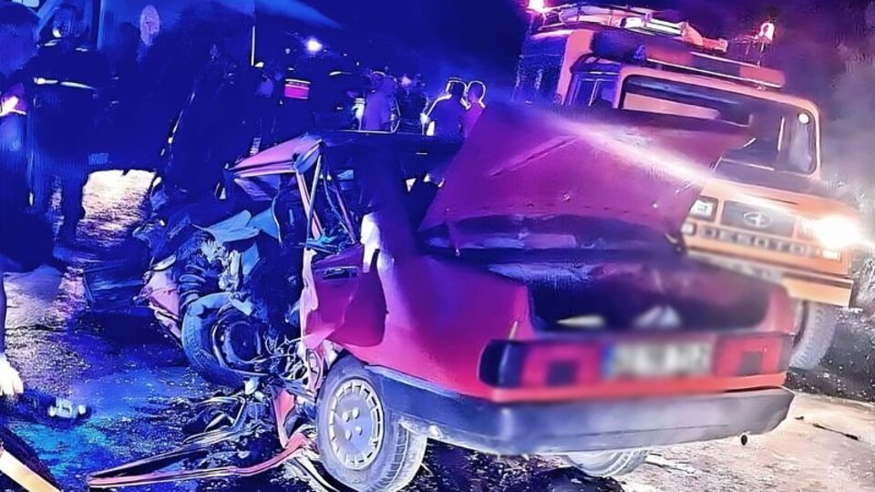 Otomobiller kafa kafaya çarpıştı: 1 ölü, 1 yaralı