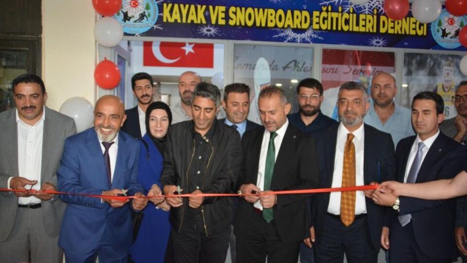 Sarıkamış'ta kayak ve snowboard derneği açıldı
