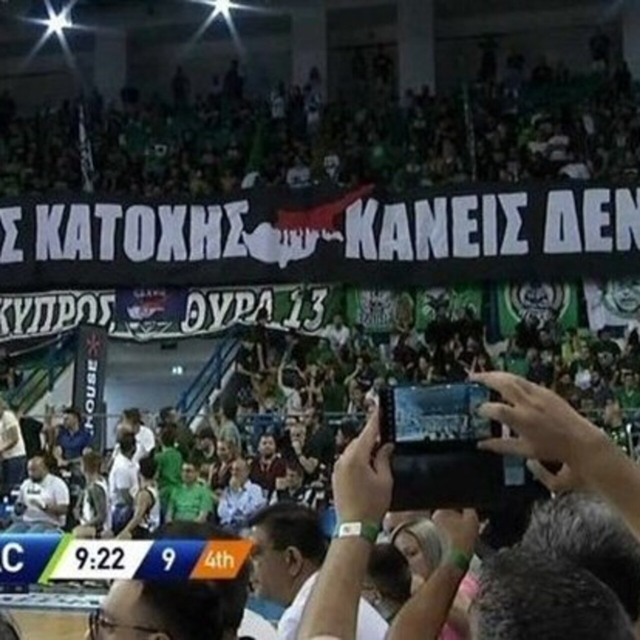 Panathinaikos taraftarından skandal pankart!