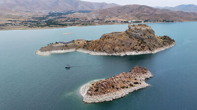 Keban Baraj Gölü'nün ortasında tarihi kale