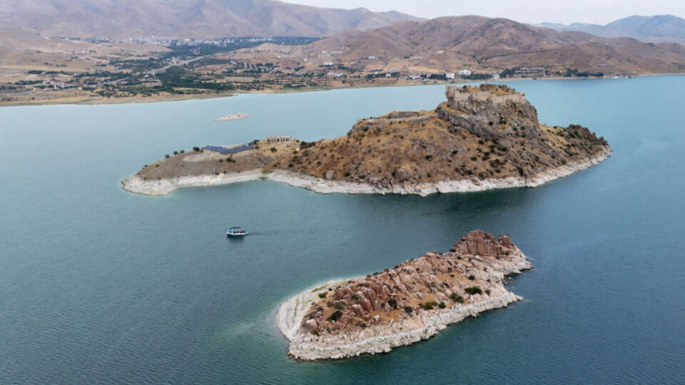 Keban Baraj Gölü'nün ortasında tarihi kale