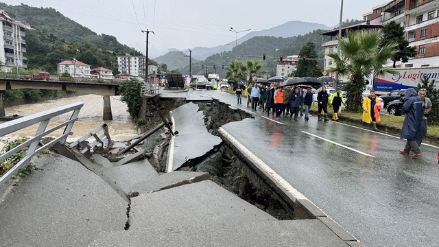 Yağışta çöken kara yolu ulaşıma kapandı