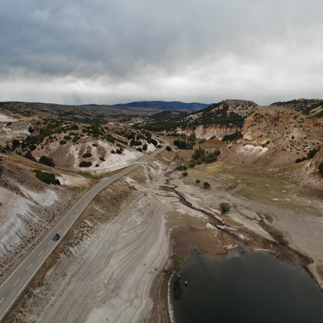 Sular çekildi kara yolu ortaya çıktı