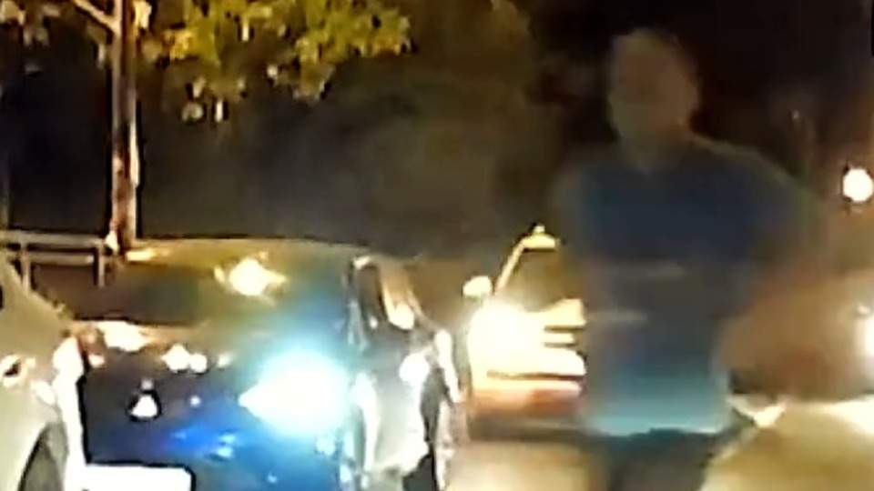 Taksiye çarptı! Şoföre saldırdı!