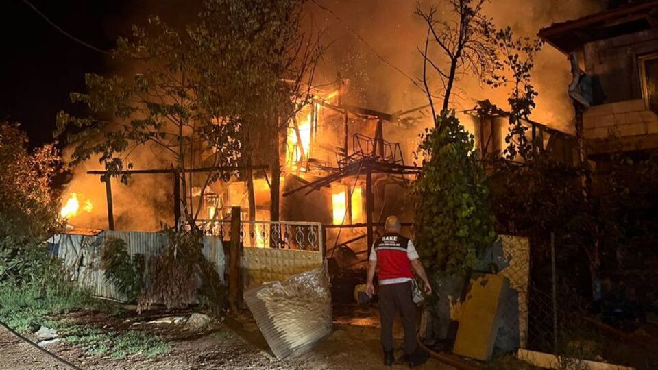 İki katlı ahşap ev, depo ve ahır yandı