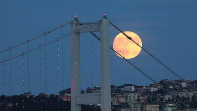 Fotoğraflarla Süper Hasat Ay'a eşlik eden parçalı ay tutulması